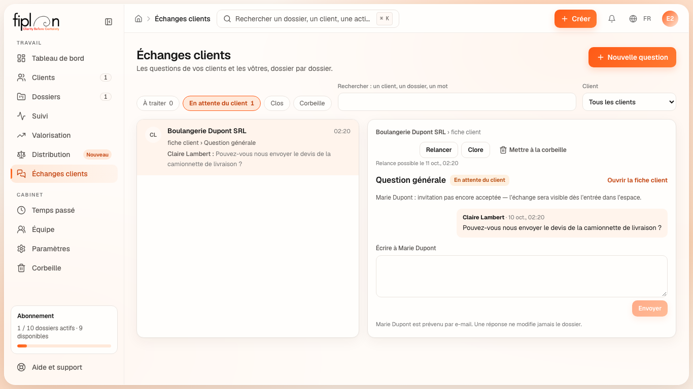 La page « Échanges clients » : les filtres, la liste et le fil d'une question à la Boulangerie Dupont.