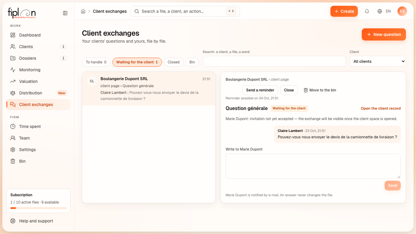 The “Client exchanges” page: the filters, the list and the thread of a question to Boulangerie Dupont.