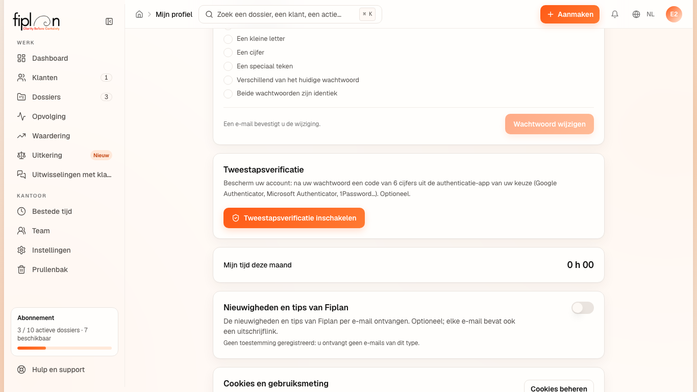 De pagina “Mijn profiel” — de regels van het wachtwoord, daarna de kaart “Tweestapsverificatie” vóór de activering (alleen de knop Tweestapsverificatie inschakelen: geen sleutel, geen code), “Mijn tijd deze maand” en “Nieuwigheden en tips van Fiplan”.