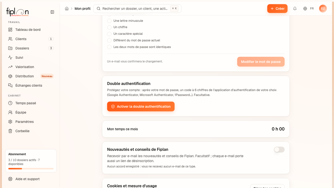 La page « Mon profil » — les règles du mot de passe, puis la carte « Double authentification » avant son activation (le seul bouton Activer la double authentification : aucune clé, aucun code), « Mon temps ce mois » et « Nouveautés et conseils de Fiplan ».